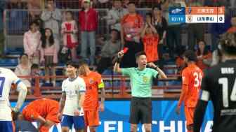 謝文能鞋釘踹到鮑亞雄面部被直紅罰下！泰山0-3落后+十人應戰