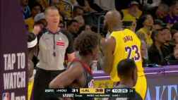 范德彪底角接老詹助攻飚進空位三分，看得東契奇也起身慶祝！