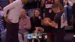 離譜！班凱羅傳球失誤 直接擊中場邊女球迷頭部