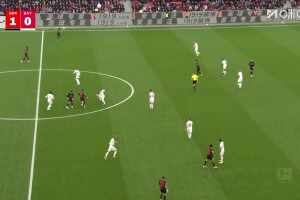 殘暴！杰克遜蹬踏對手腳踝90度變形，裁判回看VAR出示直紅?