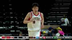 楊瀚森突破內線低手上籃命中