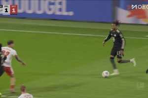 拜仁2-1反超！奧利塞右路送出傳中，凱恩無人盯防抽射破門