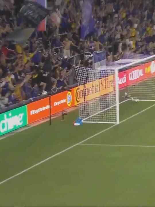 撞墻配合+外腳背打爆邁阿密后防，這后防形同虛設被對手輕松突入