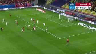 韋世豪左腳凌空低射 皮球擊中遠端立柱被沒收