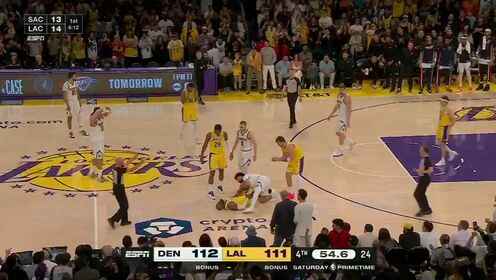 令人動容！詹姆斯魚躍救球重摔在地