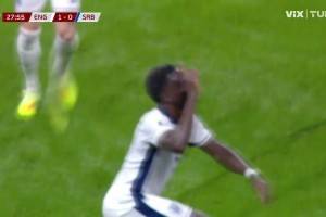 萨卡禁区内一直球精彩凌空斩破门！英格兰1-0领先塞尔维亚！