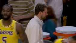 [东契奇场边观战]给队友们加油来了！东契奇身穿白衬衫现身湖人替补席