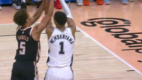 連續100場蓋帽歷史第3！文班送對手拋投排球大帽