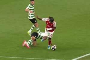 [受伤下场] 受伤换下！马杜埃凯拼抢倒地痛苦离场！道曼临危受命替补登场！