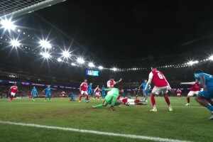  只差臨門一腳！槍手戰術角球傳中，門前亂戰險些破門！