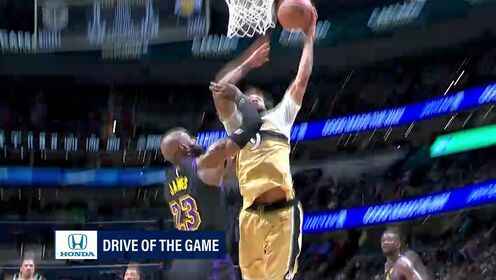 太歲頭上動土！賈斯汀&middot;尚帕尼籃下接球暴起 力壓詹姆斯單臂炸扣