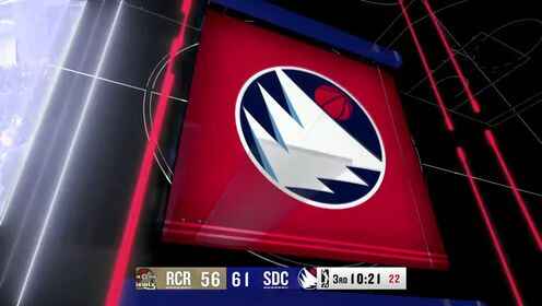 楊瀚森上反籃命中 但捂著背部痛苦倒地