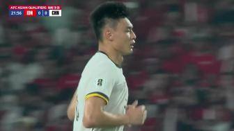 一柱擎天！塞鸟角球精准落点 韩鹏飞禁区头槌造险