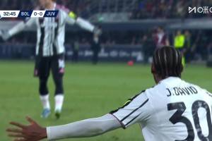  戴維禁區(qū)內(nèi)接球倒地投訴對(duì)手犯規(guī)！主裁判沒有任何表示！