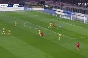 [射门被挡]莱奥门前被门将撞倒，随后普利希奇补射被防守球员挡出