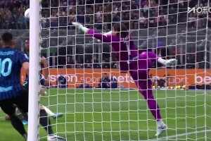 不可思議！馬倫頭球攻門皮球彈地，索默飛身逆天換手撲出！