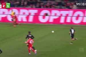 標(biāo)志性！奧利塞內(nèi)切兜射轟出世界波，拜仁3-1領(lǐng)先沃爾夫斯堡