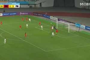 中国女足门将出击失误?！朝鲜女足U17球员头球破门