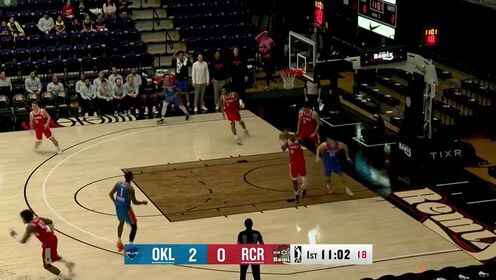 位置站得很穩！楊瀚森對巴恩海澤送出蓋帽