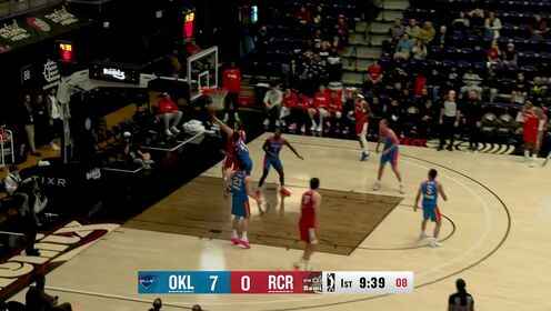 楊瀚森要位策應 隨后絲滑助攻隊友上籃