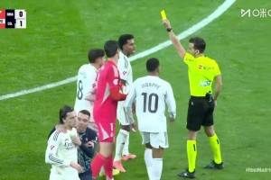 徹底失控！卡雷拉斯抗議被紅牌罰下，隨后又兩人染黃+替補席紅牌