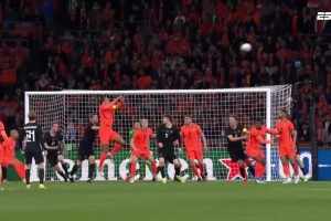  荷蘭1-1扳平比分！范戴克高高躍起頭球破門，庫普梅納斯角球助攻