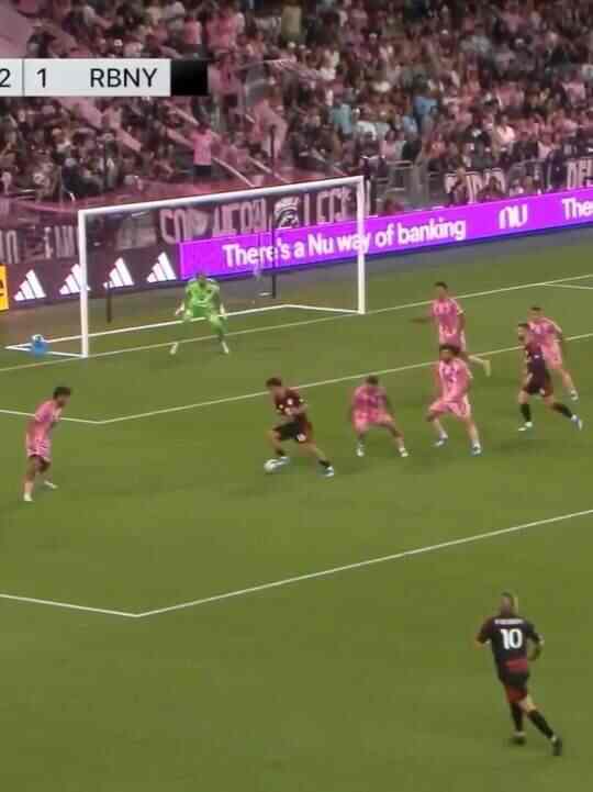  德保羅被晃成竹竿啦！紅牛球員禁區內閃轉騰挪送出橫傳，隊友吃餅