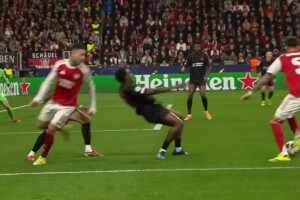  馬丁內利帶球突入禁區！因卡皮耶得球小角度打門太正！