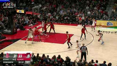 楊瀚森積極拼搶倒地?頭部被亞當斯坐到重壓！隨后被換下場休息