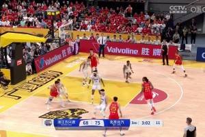 ?太哇塞了！孫銘徽打進2+1后，場邊穿搭惹火的美女起身慶祝！