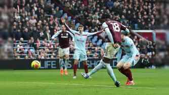 英超-維拉0-1十人小蜜蜂 沙德直紅瓦塔拉破門亞伯拉罕進球被吹