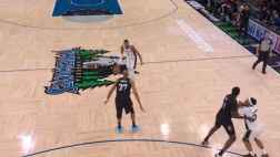 文班进攻端碾压防守上篮打进，随后防守端又迎面大帽华子