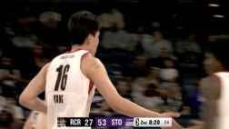 [杨瀚森暴扣]灵活走位！杨瀚森接球顺势晃开防守单臂暴扣！