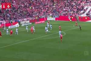 再下一城！柏林聯(lián)門將解圍失誤，格納布里后點凌空斬破門