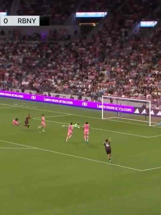  這什么防守？邁阿密防線被輕松打穿！霍爾助攻魯瓦爾卡巴推射破門