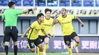  中超-让2追3！西海岸3-2绝杀深圳 李智玩火送礼