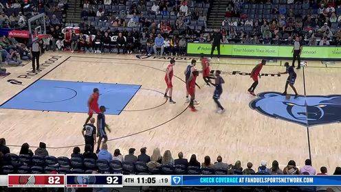 有點(diǎn)難！楊瀚森面對(duì)扎克-伊迪轉(zhuǎn)身勾手得手