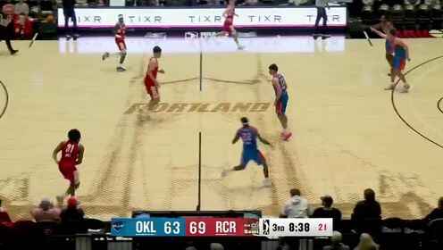 楊瀚森低位背打 轉身低手上籃命中