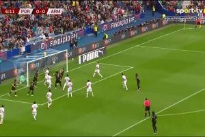 VAR確認進球有效！B費任意球被撲，維加補射助葡萄牙1-0領先