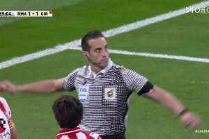 [禁区倒地] 是点球吗？姆巴佩突入禁区再次倒地，主裁示意不是点球！