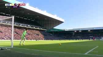 英超-5輪僅1勝！曼聯(lián)1-1利茲聯(lián) 庫(kù)尼亞破門(mén)齊爾克澤獻(xiàn)助攻舍什科失良機(jī)