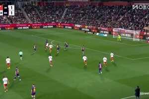 有無(wú)爭(zhēng)議？孔德倒地裁判未吹停，貝爾特蘭抽射破門反超巴薩