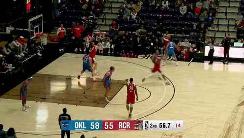 楊瀚森送出擊地妙傳 隊友接球起飛暴扣