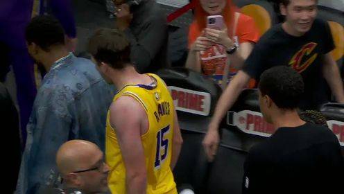 詹姆斯連續(xù)1297場(chǎng)上雙神跡終結(jié)！最后一攻助攻八村壓哨三分絕殺?