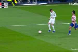 太可惜了！巴爾韋德邊路人球分過，小角度打門擊中立柱彈出