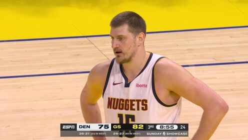 你也太騷了?！約基奇發球失誤給到庫里 后者擺出投籃假動作