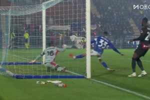  達庫尼亞近距離頭球攻門！邁尼昂神勇再次撲出！