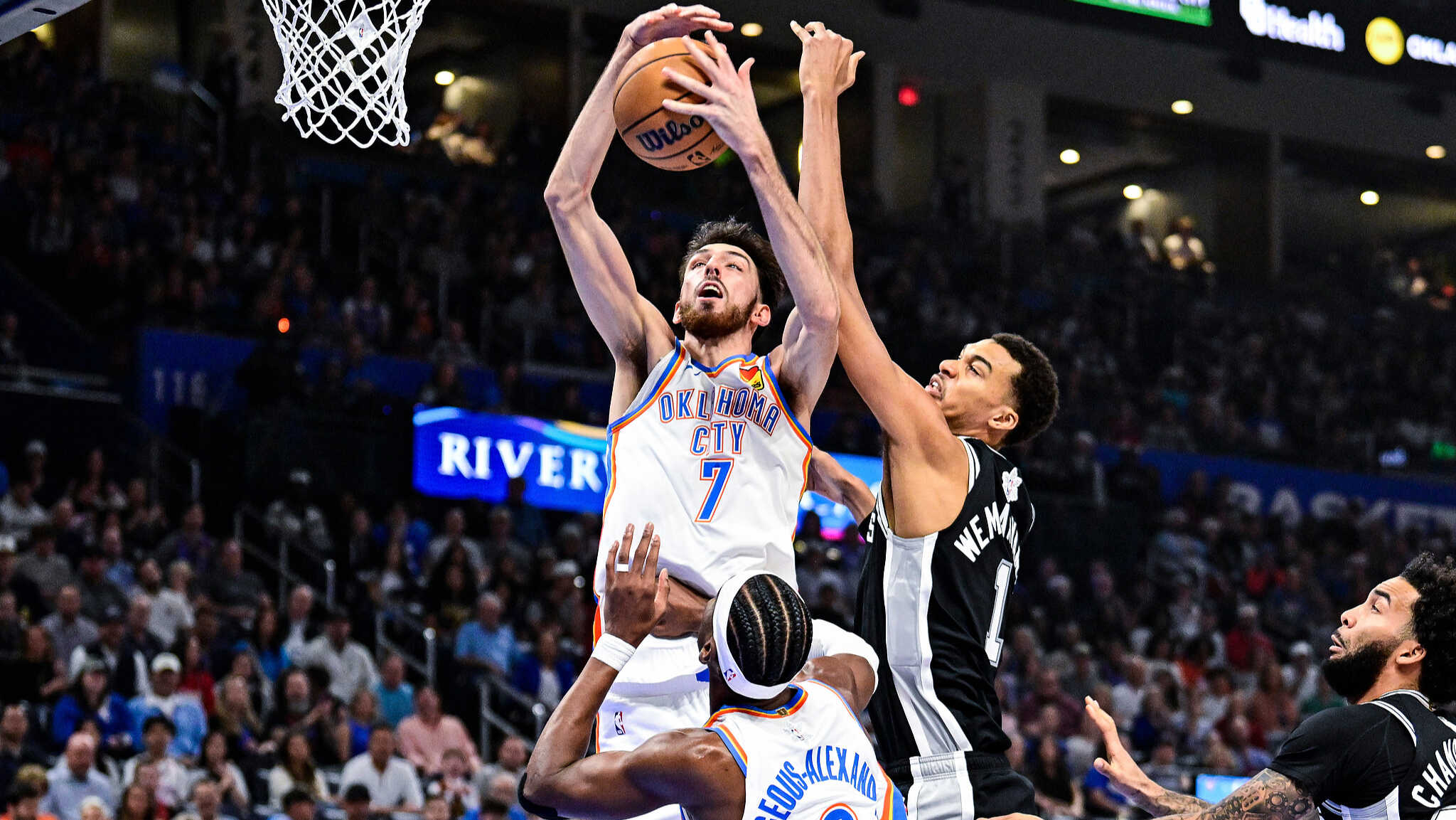 ??馬刺三殺雷霆豪取8連勝！文班19+11 福克斯29分 SGA19中7