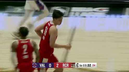 隊(duì)友上籃不進(jìn)，楊瀚森籃下一柱擎天拿下籃板，輕松補(bǔ)籃得分