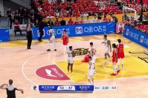 影響系列賽走勢(shì)？朱俊龍落地踩到自己人受傷，隨后返回更衣室！